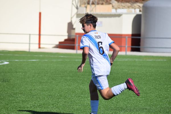 Niño jugando a fútbol con accesorios