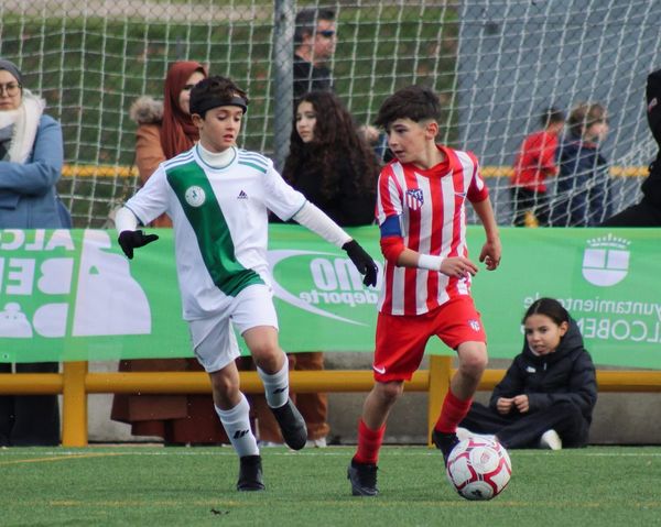 Niños jugando en equipos de fútbol de Madrid