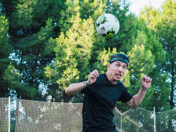 Jugador haciendo un remate de cabeza