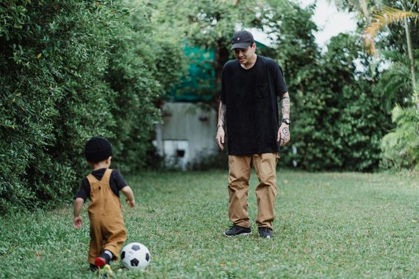Padre con su hijo jugando al fútbol