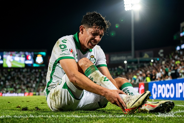 Jugador del Club América afectado tras un impacto en la cabeza aplicando el protocolo de conmoción