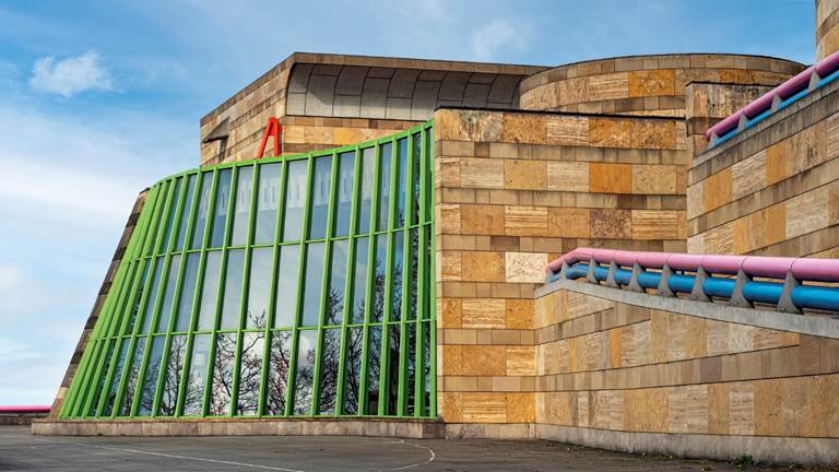Image is from: https://img.fotocommunity.com/stuttgart-neue-staatsgalerie-cbf87f2a-1877-4a58-823a-6684aa337028.jpg?height=1080