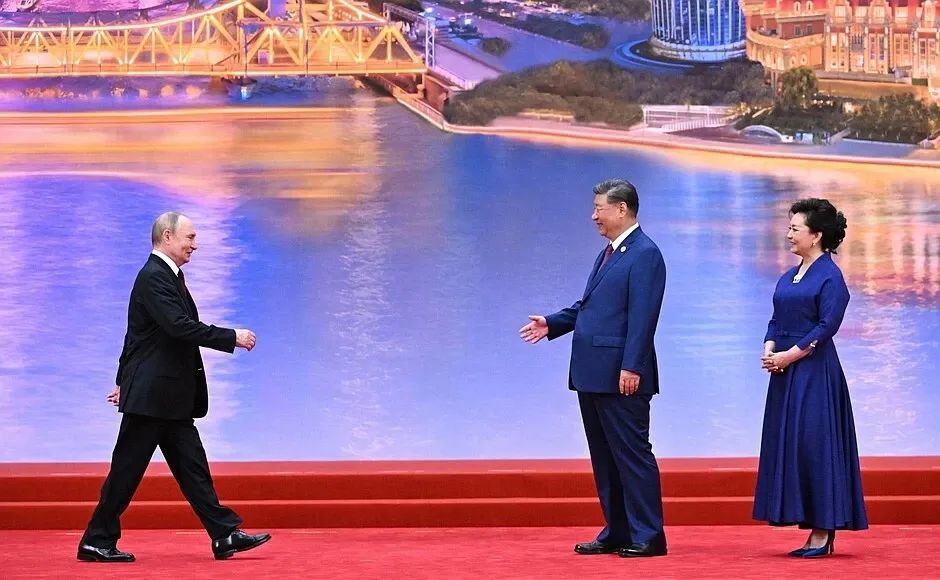 0653GMT//Putin flies to China for summit with allies; state smartphone eavesdropping messenger becomes obligatory;  recession looms