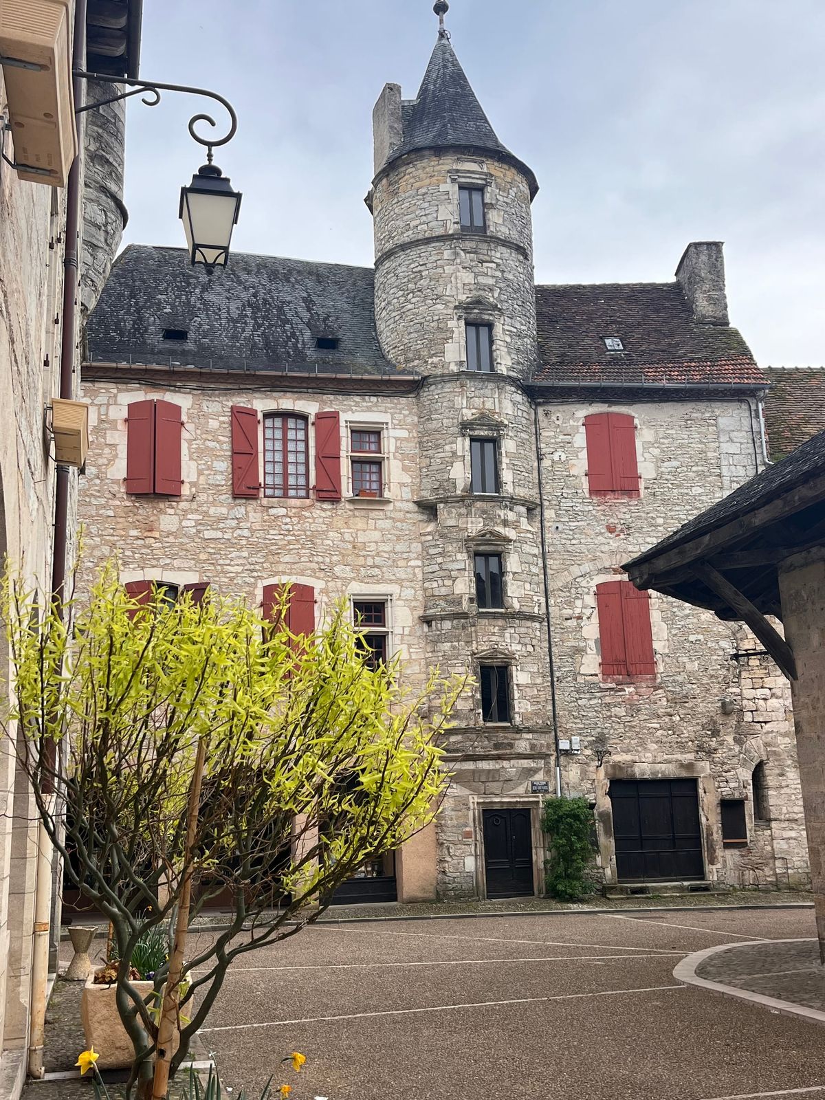 The young king that died here in the square