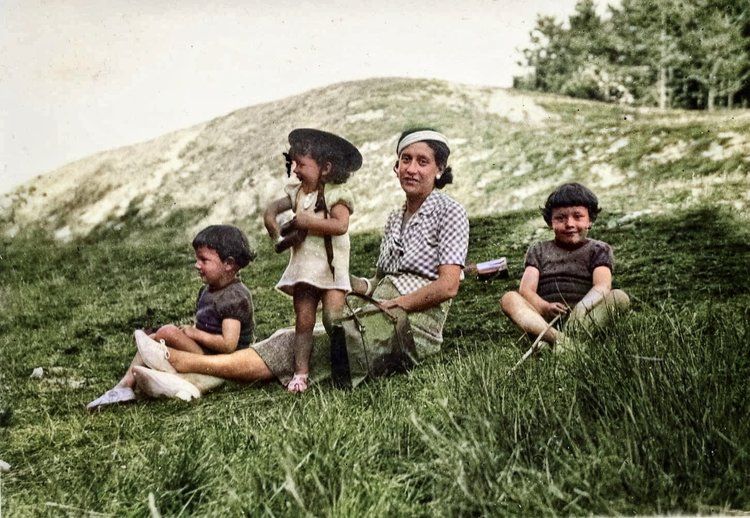 La photo prend une autre dimension meme si de nombreuses erreurs apparaissent. J’ai également passé à la moulinette des photos plus récentes sur un dataset de photos de kendo. La colorisation du « gi » se fait tres correctement.