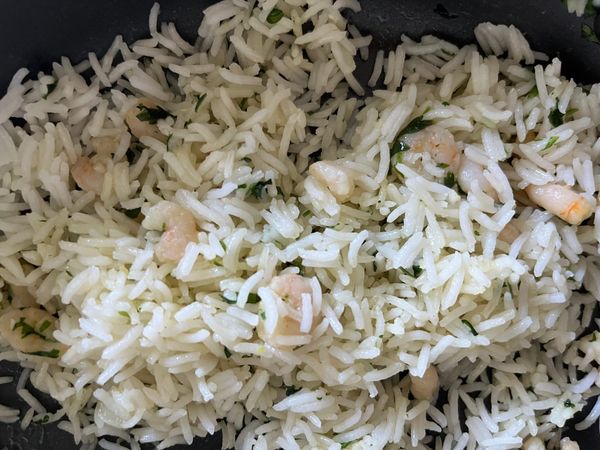 Fokhagymás-garnélás-petrezselymes rizs