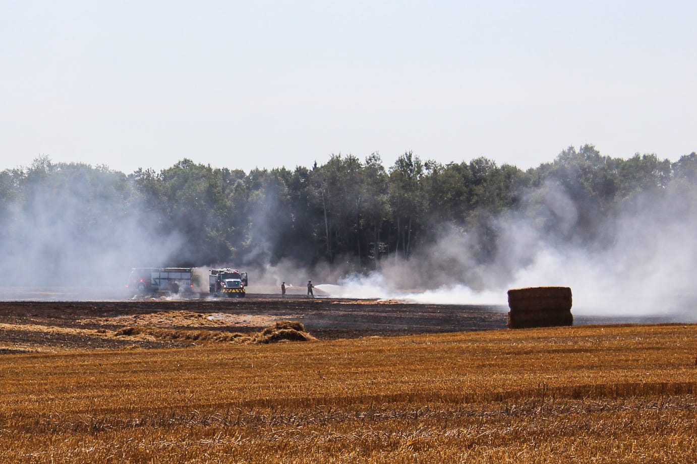 Neighbours help contain spreading field fire