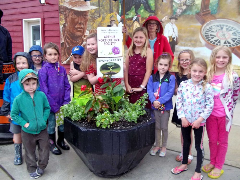 Arthur Youth Horticultural Society visit public gardens post image