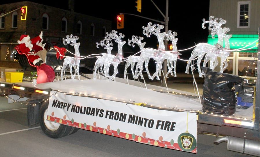 Santa parades through streets of Clifford post image