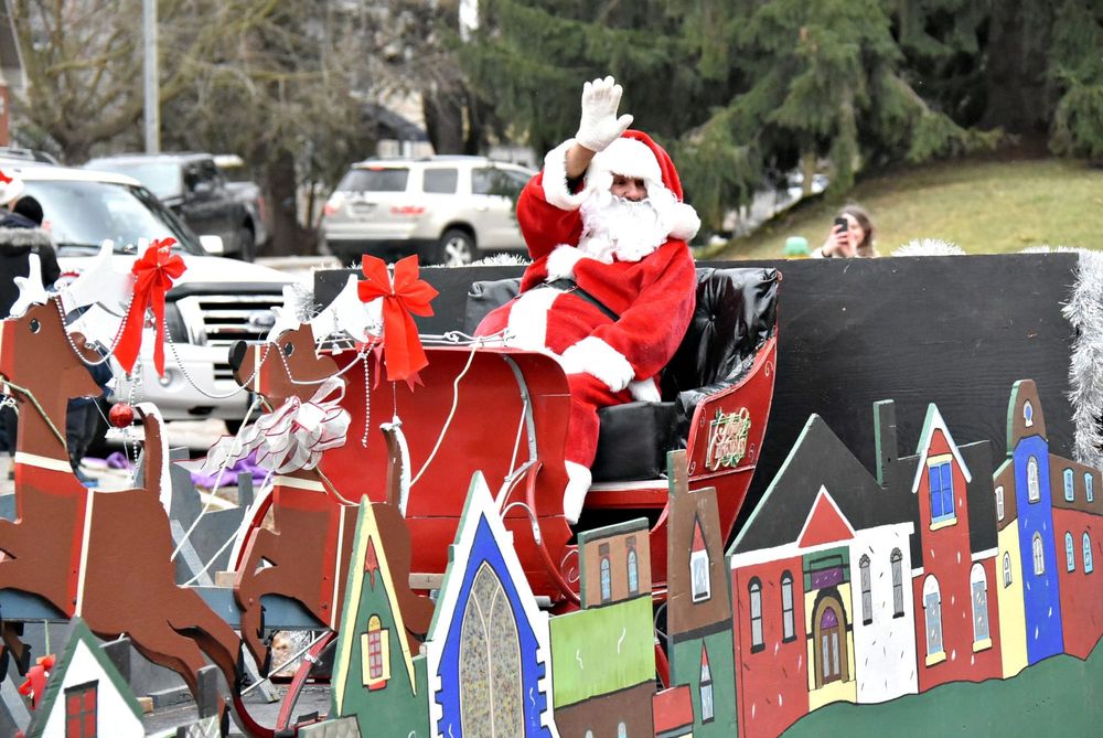 Santa Claus visits Fergus for traditional parade post image