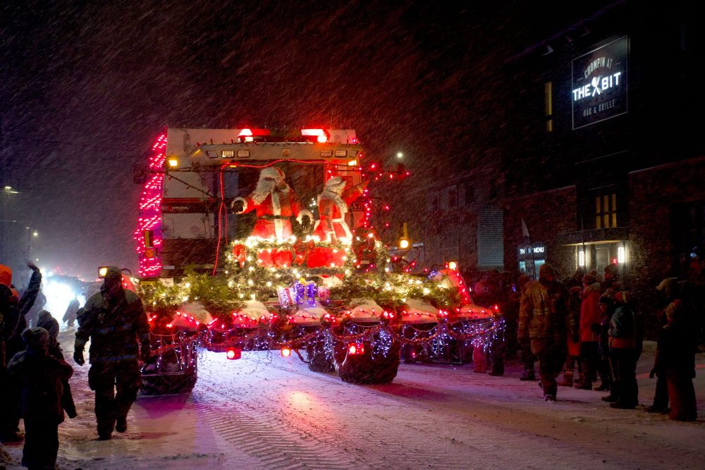 Farmers’ parade lights up streets of Rockwood post image