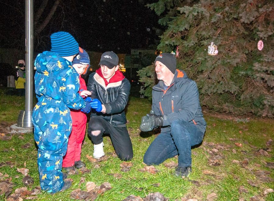 Rotary Club hosts tree lighting post image