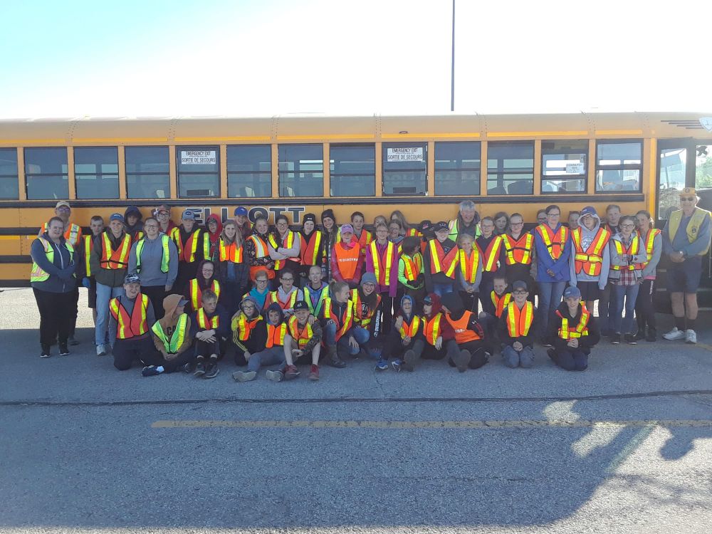 Maranatha Christian School join Fergus Lions in roadside cleanup post image