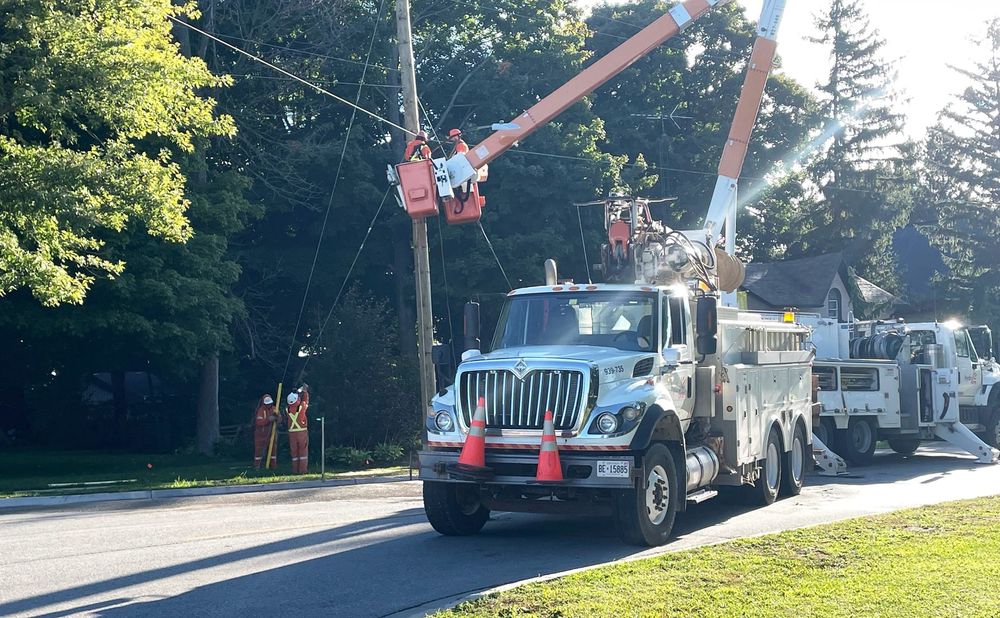 Police seek driver of van who crashed into hydro pole, fled scene post image