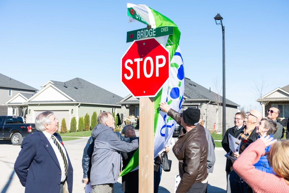Newly unveiled street signs commemorate families’ war sacrifice post image