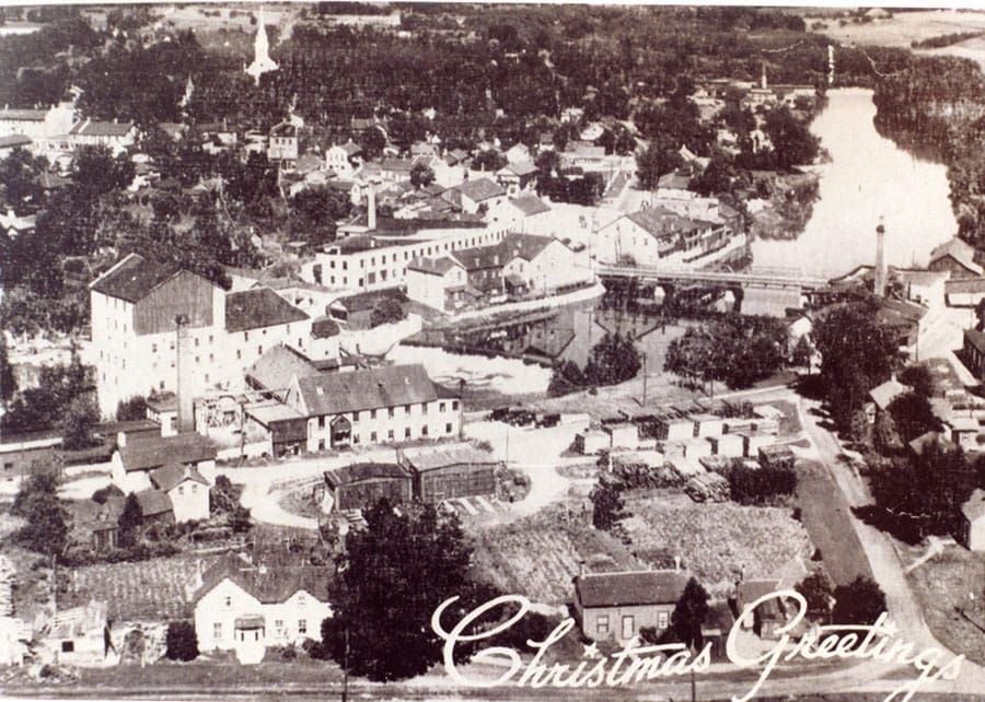 Drug store’s Christmas card provides view of compact Elora post image