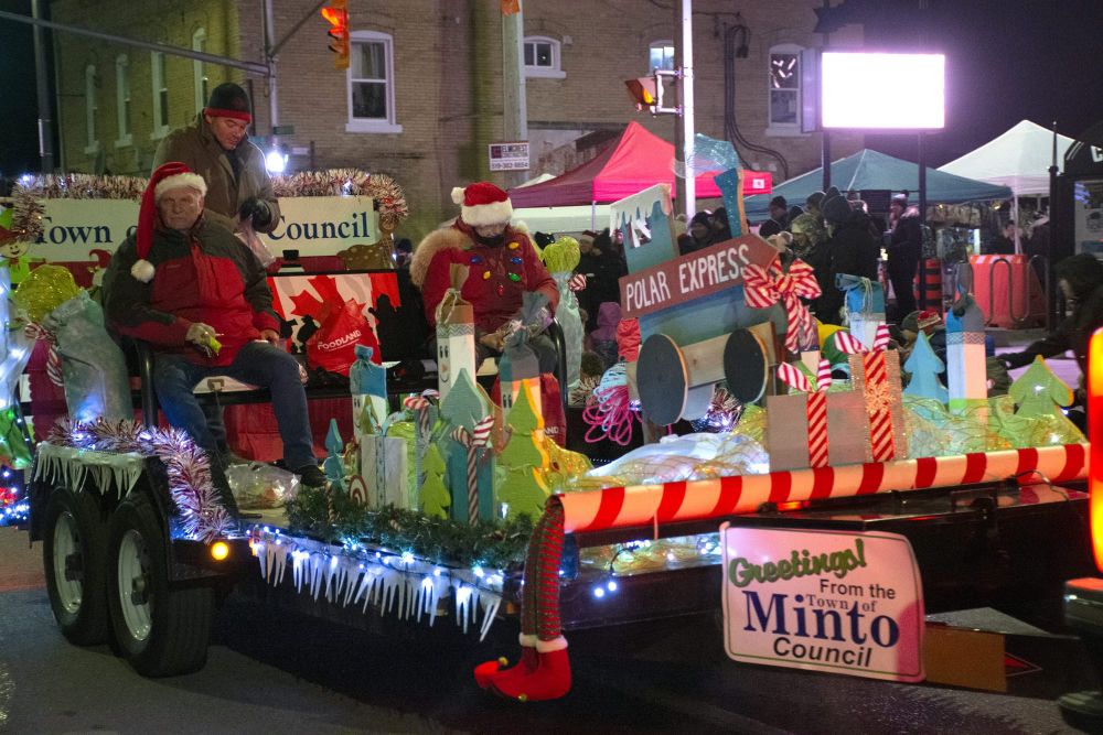 Minto Fire hosts Santa Claus Parade in downtown Clifford post image