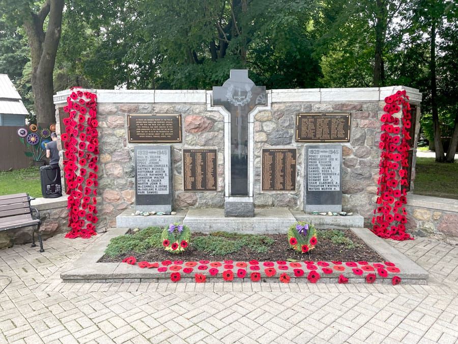 Women Memorial Workers, mourning mothers behind Arthur cenotaph post image