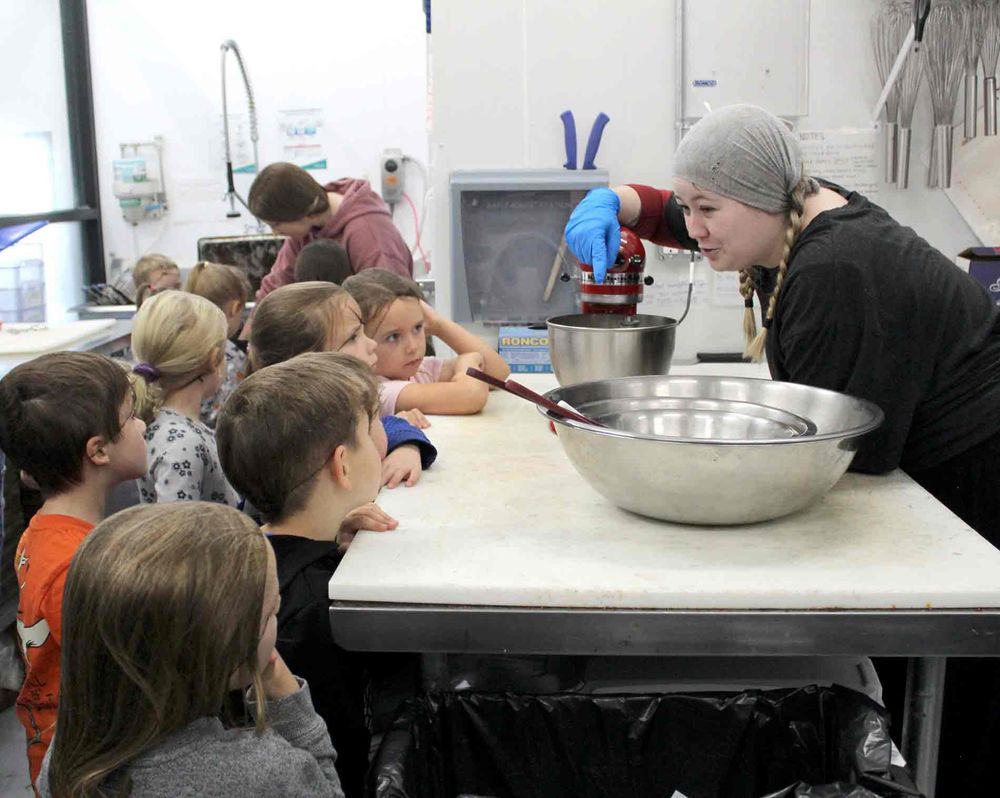 Salem kindergartners learn to bake at Geddes Street Market post image