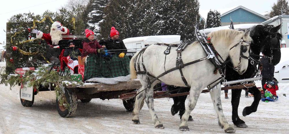 Holstein parade draws crowds Dec. 13 post image