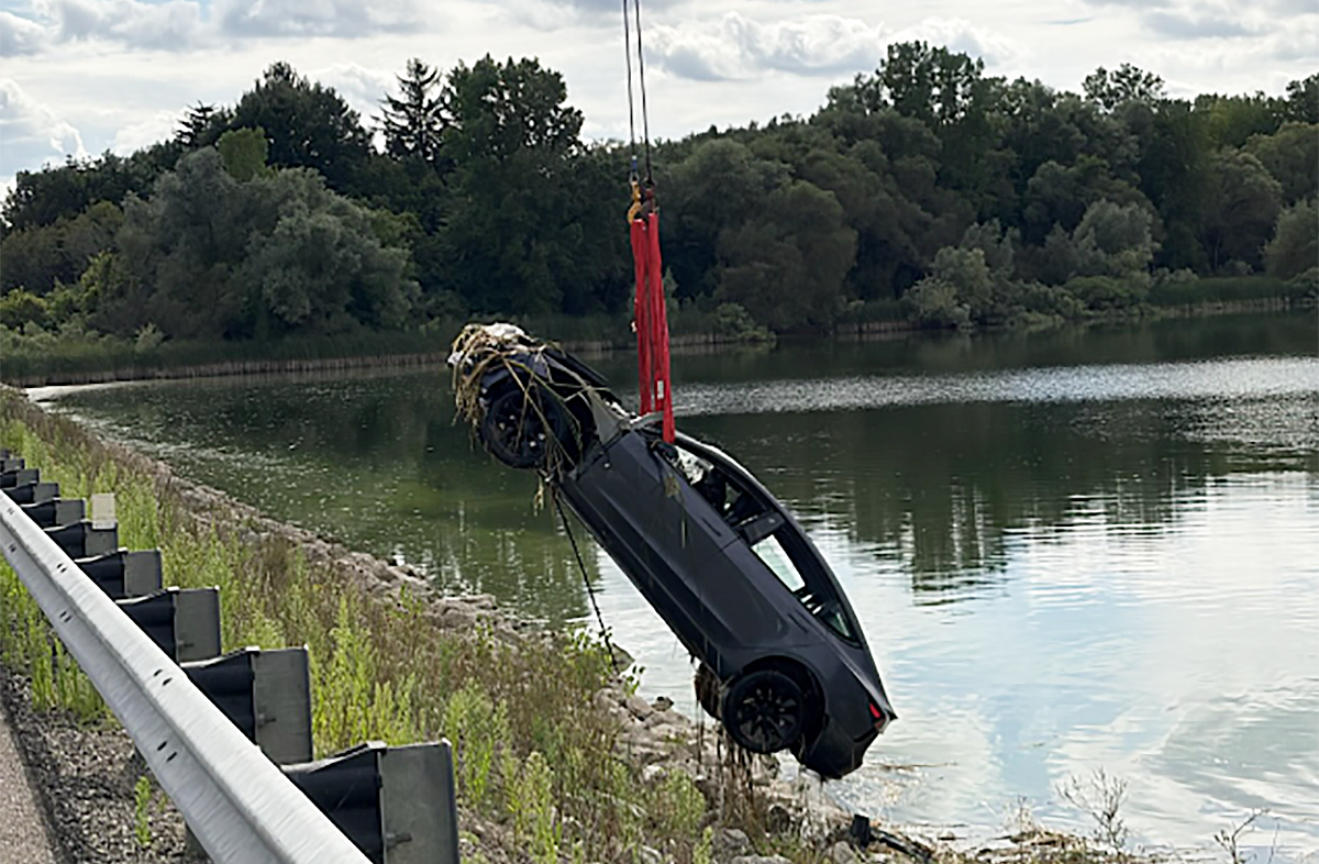 'Good Samaritans' rescue trapped driver from Guelph Lake post image