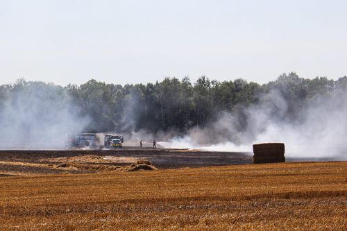 Neighbours help contain spreading field fire post image
