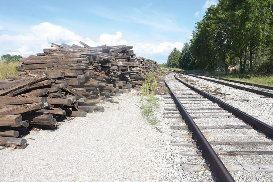 Guelph Junction Railway removes old railway ties