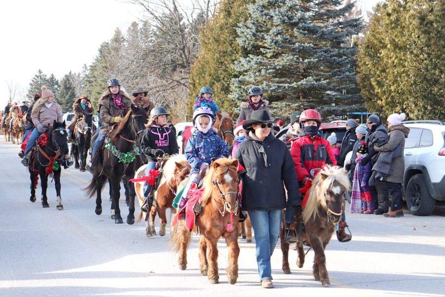 Motor-free parade in Holstein draws crowd