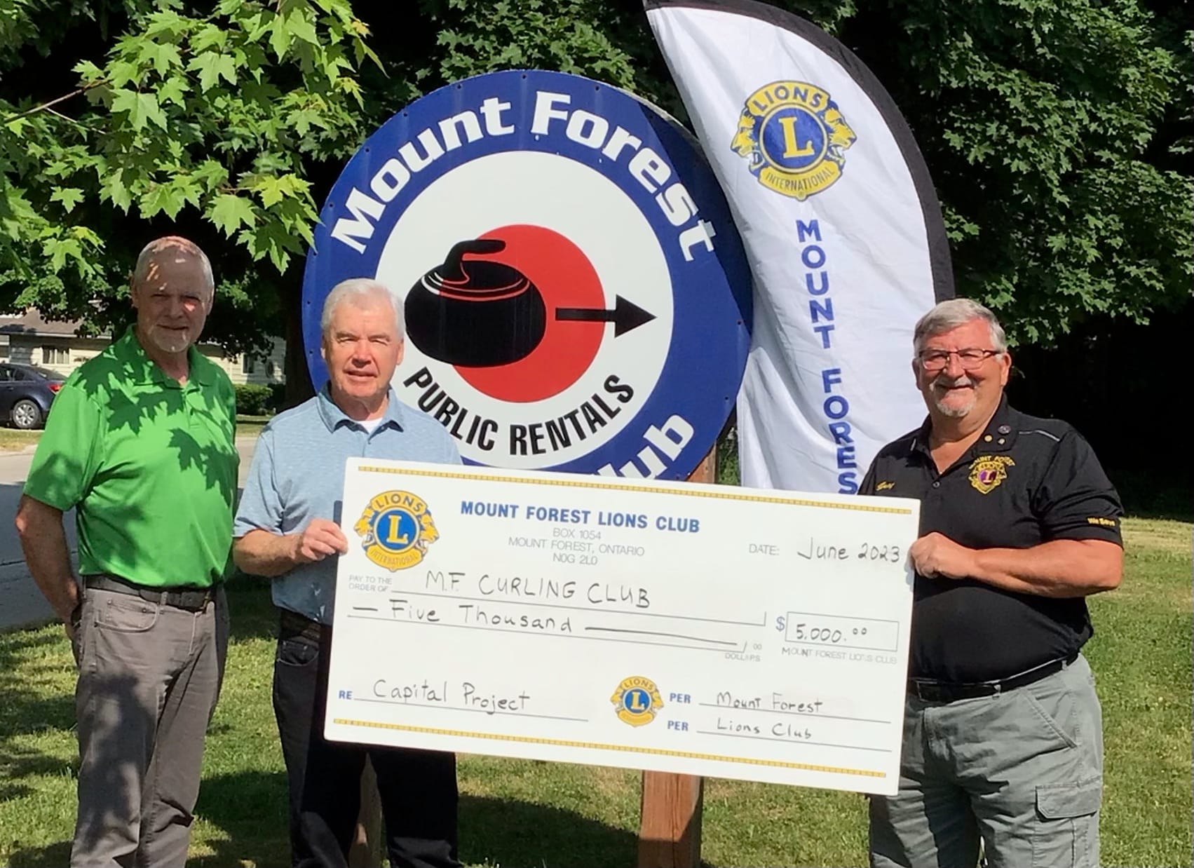 Mount Forest Lions donate to curling club