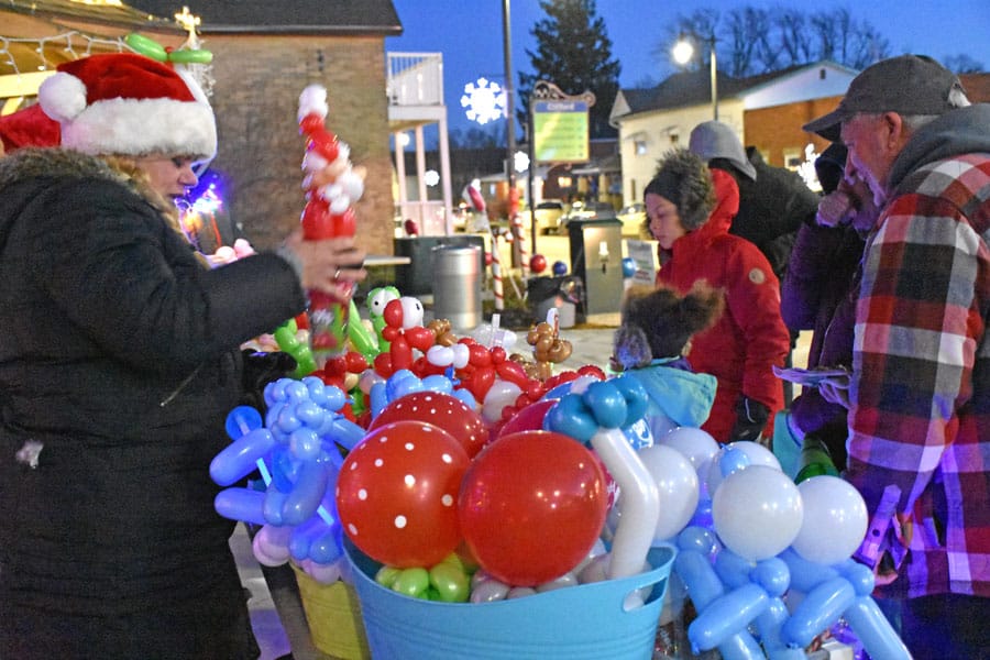 Clifford celebrates Christmas in the Street