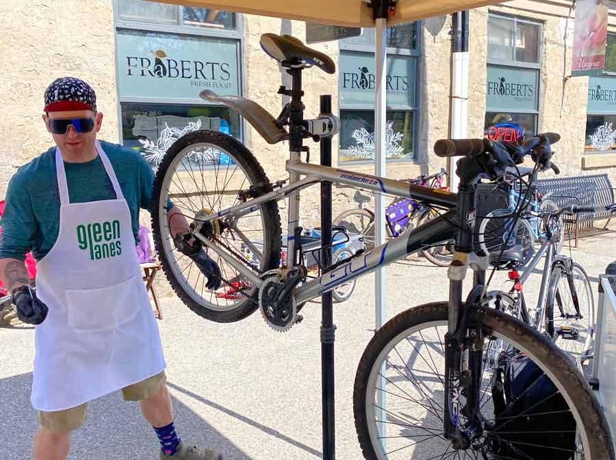 Green Lanes starts bike repair programs thanks to donation from 'Green Gryphons'