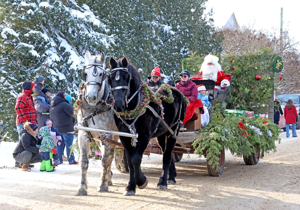 Crowds gather to see horses bring Santa Claus to Holstein