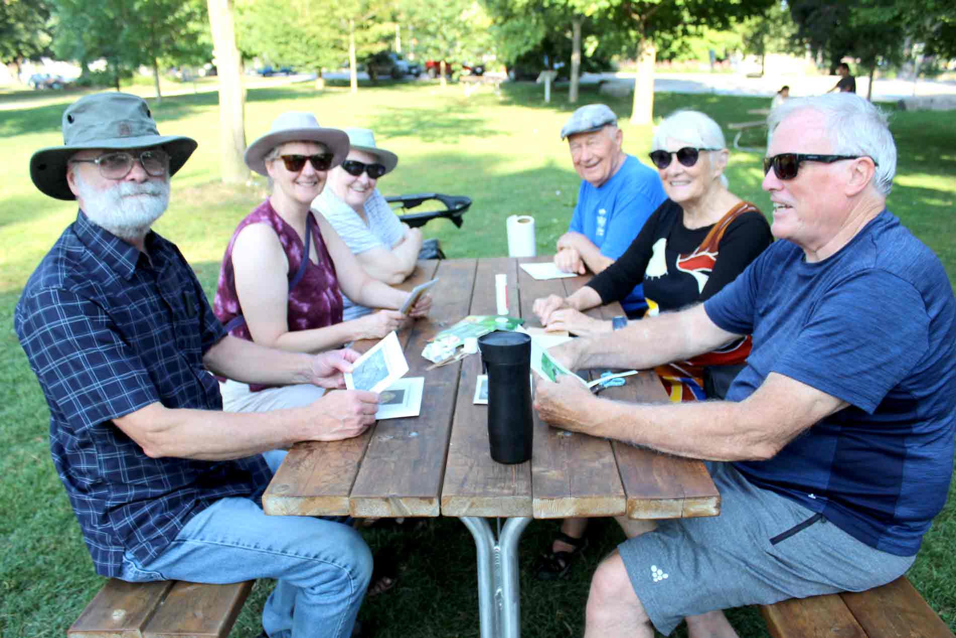 People make postcards to oppose Bill 5