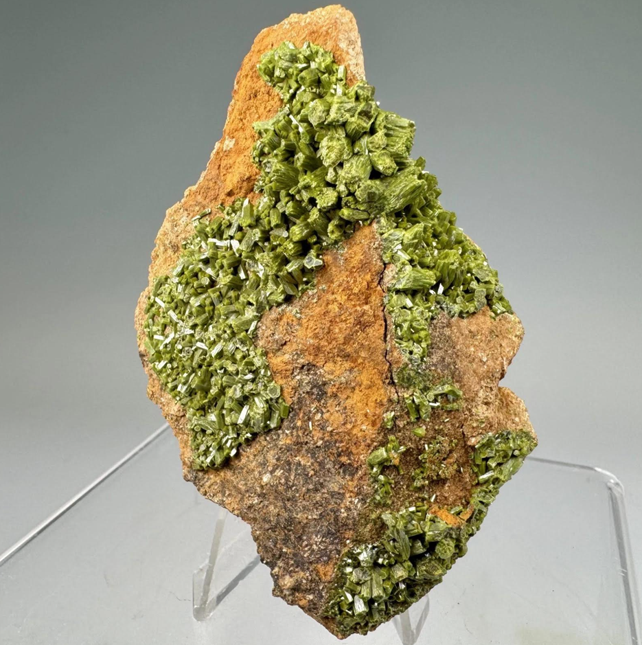 A rock with green crystals on it

AI-generated content may be incorrect.