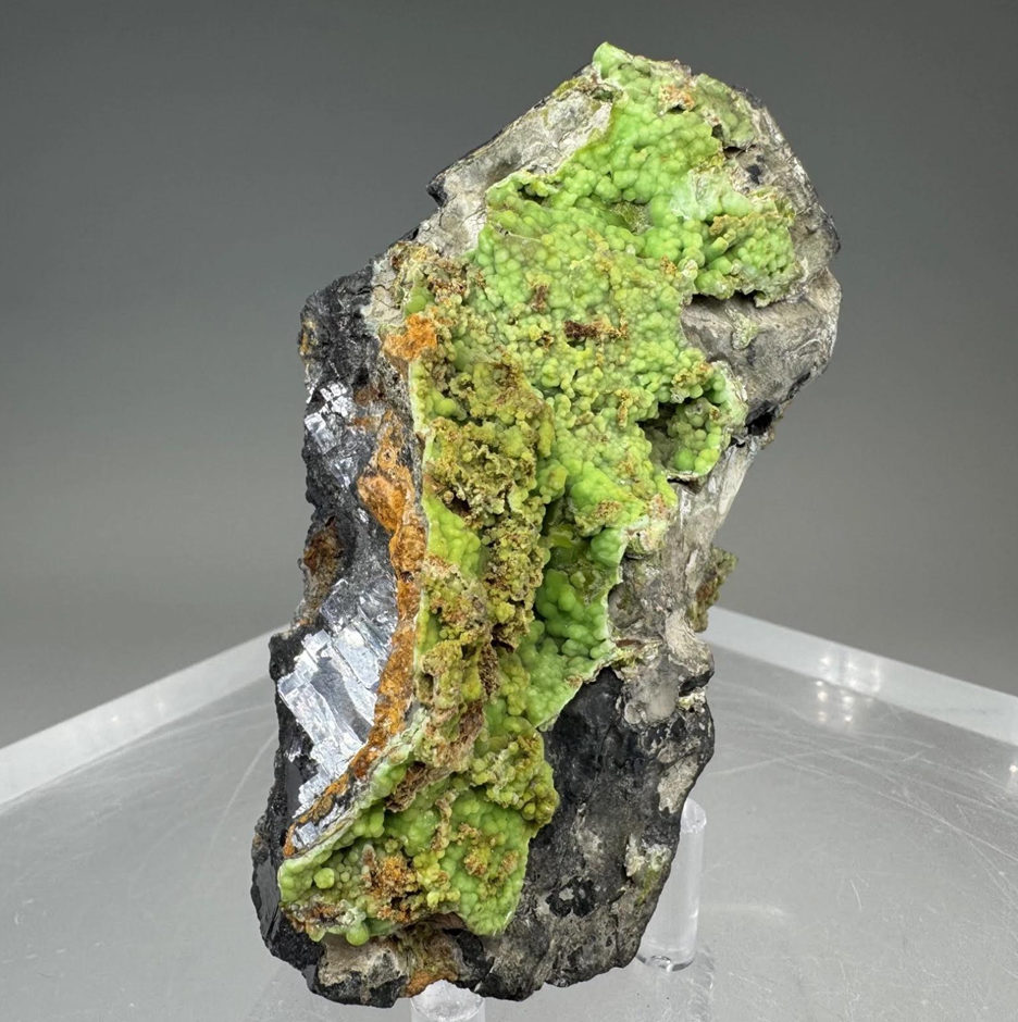 A rock with green crystals on it

AI-generated content may be incorrect.