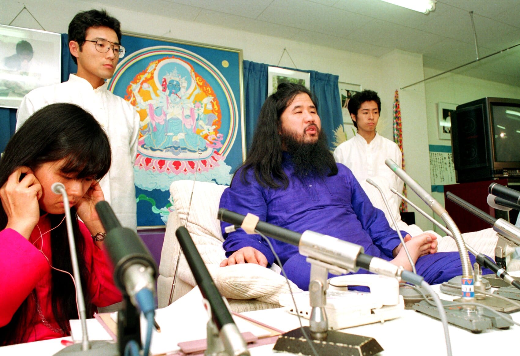 会見するオウム真理教の麻原彰晃ら.jpg