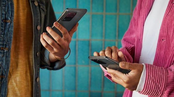 Top 5 Awkward Situations Which Make People Turn to their Phone
