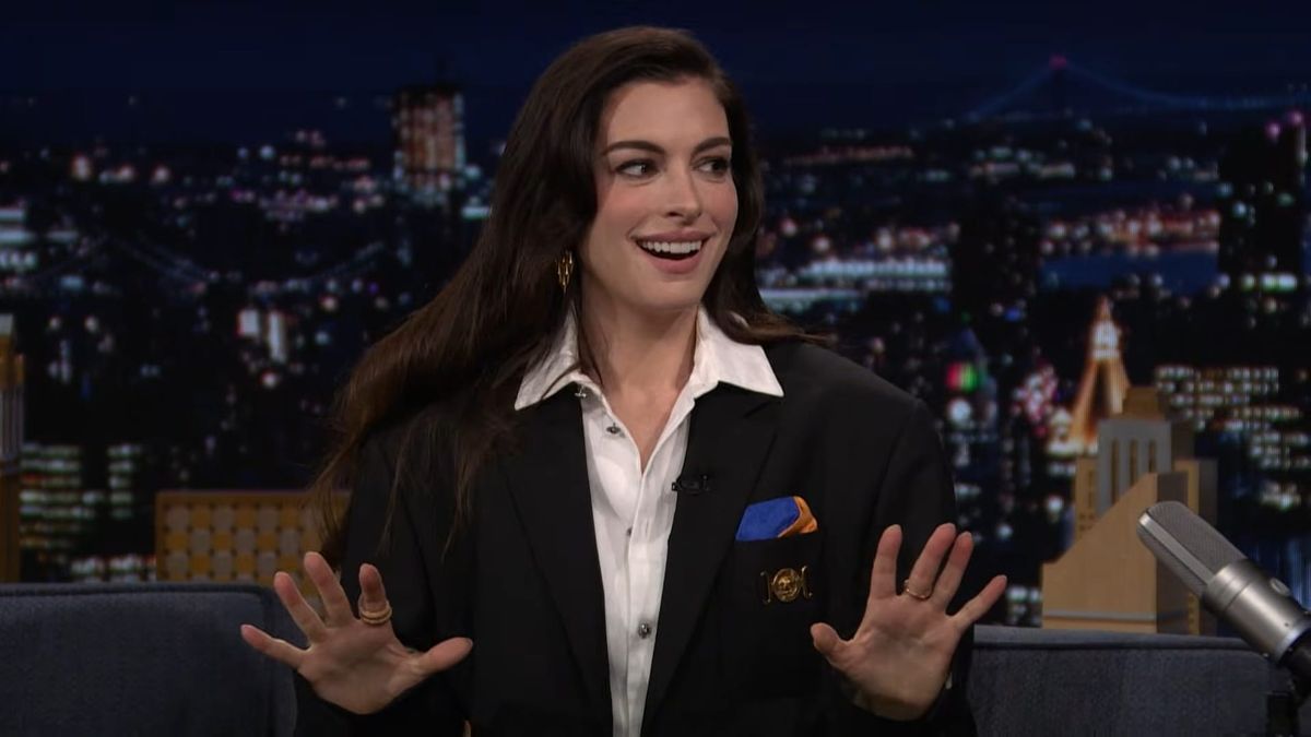 Anne Hathaway’s Bump: What the Celebrity Fake Pregnancy Conspiracies Reveal About, Well, Everything