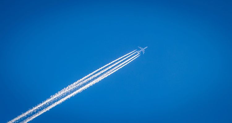 Efficiency measures could cut aviation emissions by half