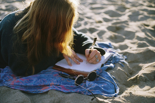 Giovane che scrive il suo diario personale