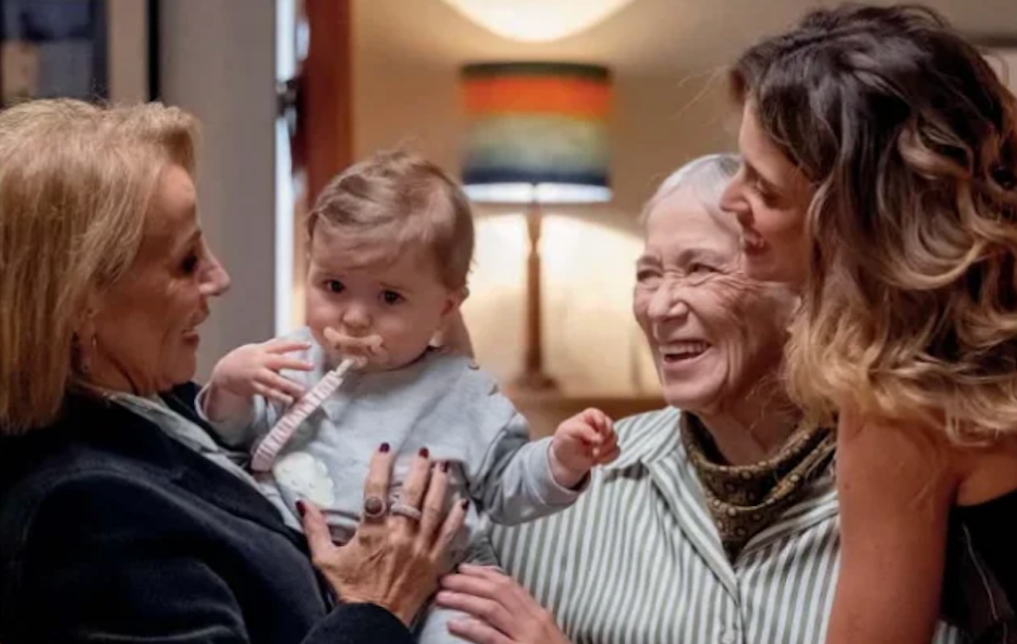 A Protegida: Laura conhece a neta Carlota e emociona-se com o momento