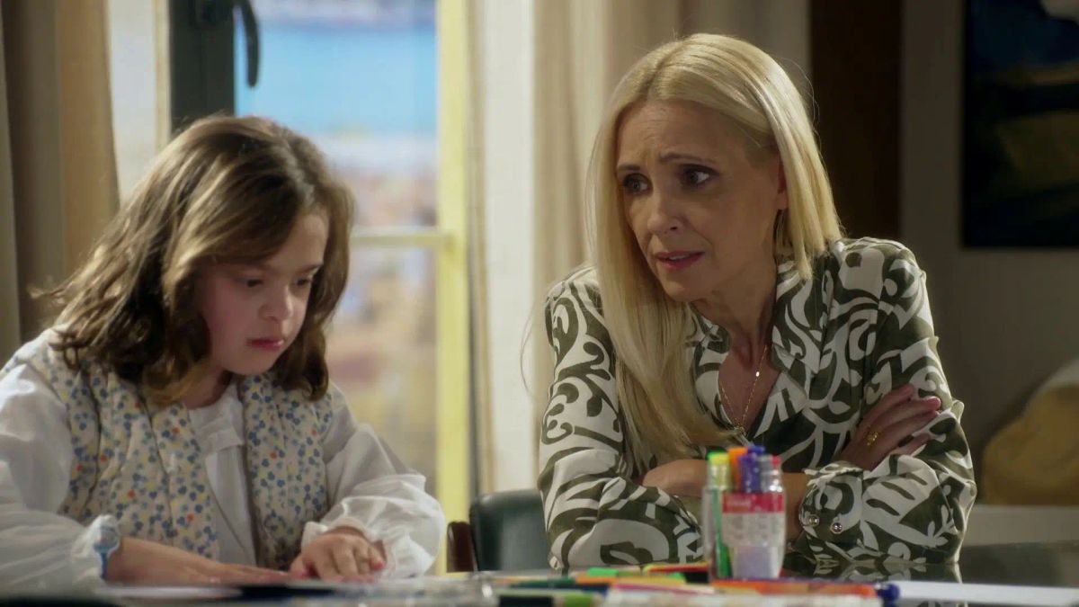 Páginas da Vida: Clarinha descobre fotografia de Nanda e quer saber quem ela é