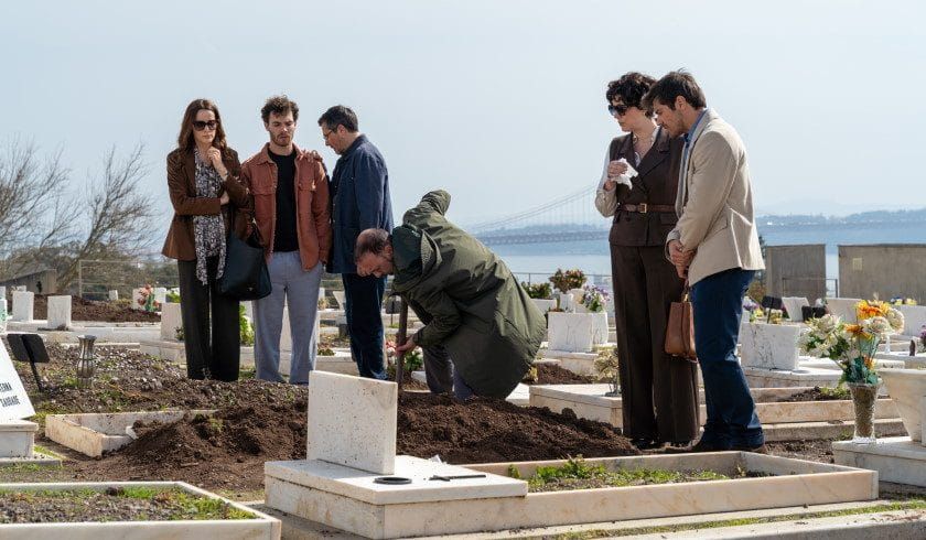 ‘Páginas da Vida’: caixão de Clarinha é aberto e revelação deixa todos em choque