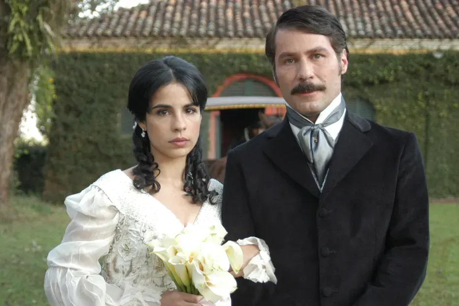 Esta semana: Leôncio empurra Tomásia das escadas, ela perde o bebé e invade o casamento em 'Escrava Isaura'