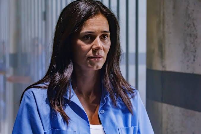 Vitória implora para salvarem os filhos enquanto Carolina prepara vingança