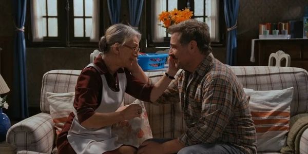 Após ser procurado pela polícia, Luís é ajudado a fugir do país por Lurdes