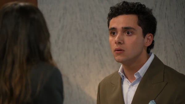 ‘A Herança’: Bernardo submete-se a sessão de hipnose e teme ter traído Teresinha