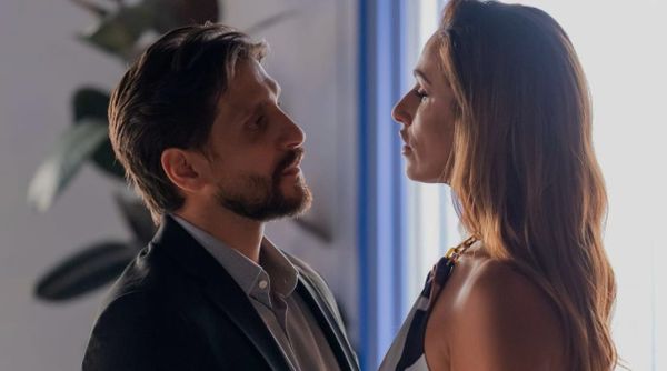 Cobra conversa com Maria de Fátima na cabana em Terra Forte