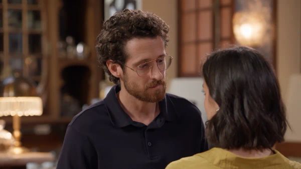 Beatriz confronta Félix após descobrir localizador em A Herança