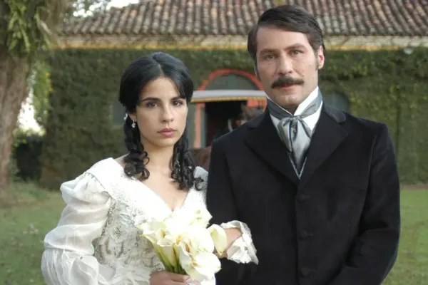 Esta semana: Leôncio empurra Tomásia das escadas, ela perde o bebé e invade o casamento em 'Escrava Isaura'